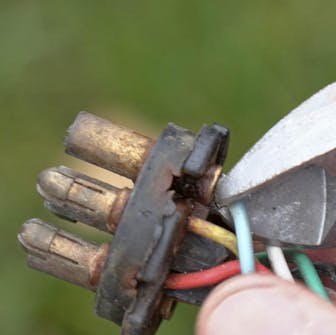 Bytte tilhengerkontakt: Kutt alle ledninger Skifte tilhengerkontakt: Kutt alle ledninger
